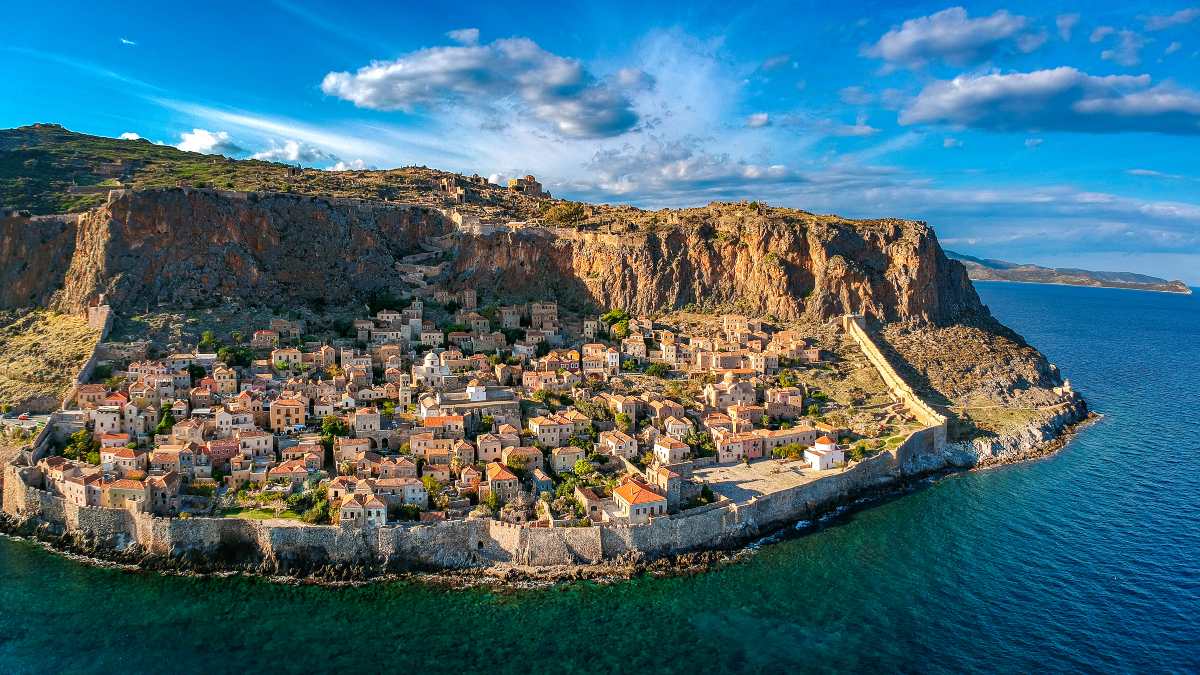 Αυτό είναι το ελληνικό χωριό που χτίστηκε κυριολεκτικά πάνω στα βράχια