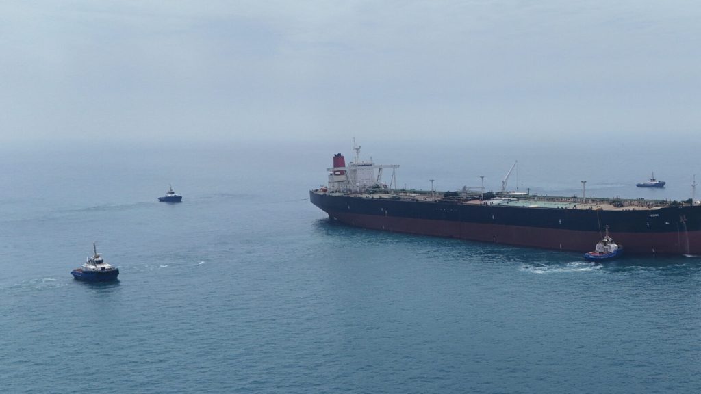 Στενά του Ορμούζ: Δεξαμενόπλοιο επλήγη από άγνωστο βλήμα – Ζημιές στο μηχανοστάσιο