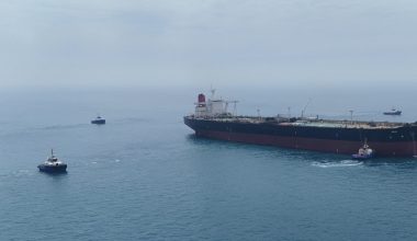 Στενά του Ορμούζ: Δεξαμενόπλοιο επλήγη από άγνωστο βλήμα – Ζημιές στο μηχανοστάσιο