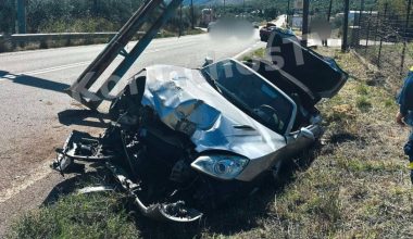 Σφοδρή σύγκρουση δύο ΙΧ στην Κόρινθο: Όχημα πήρε παραμάζωμα μεταλλική βάση πινακίδων (βίντεο-φωτο)