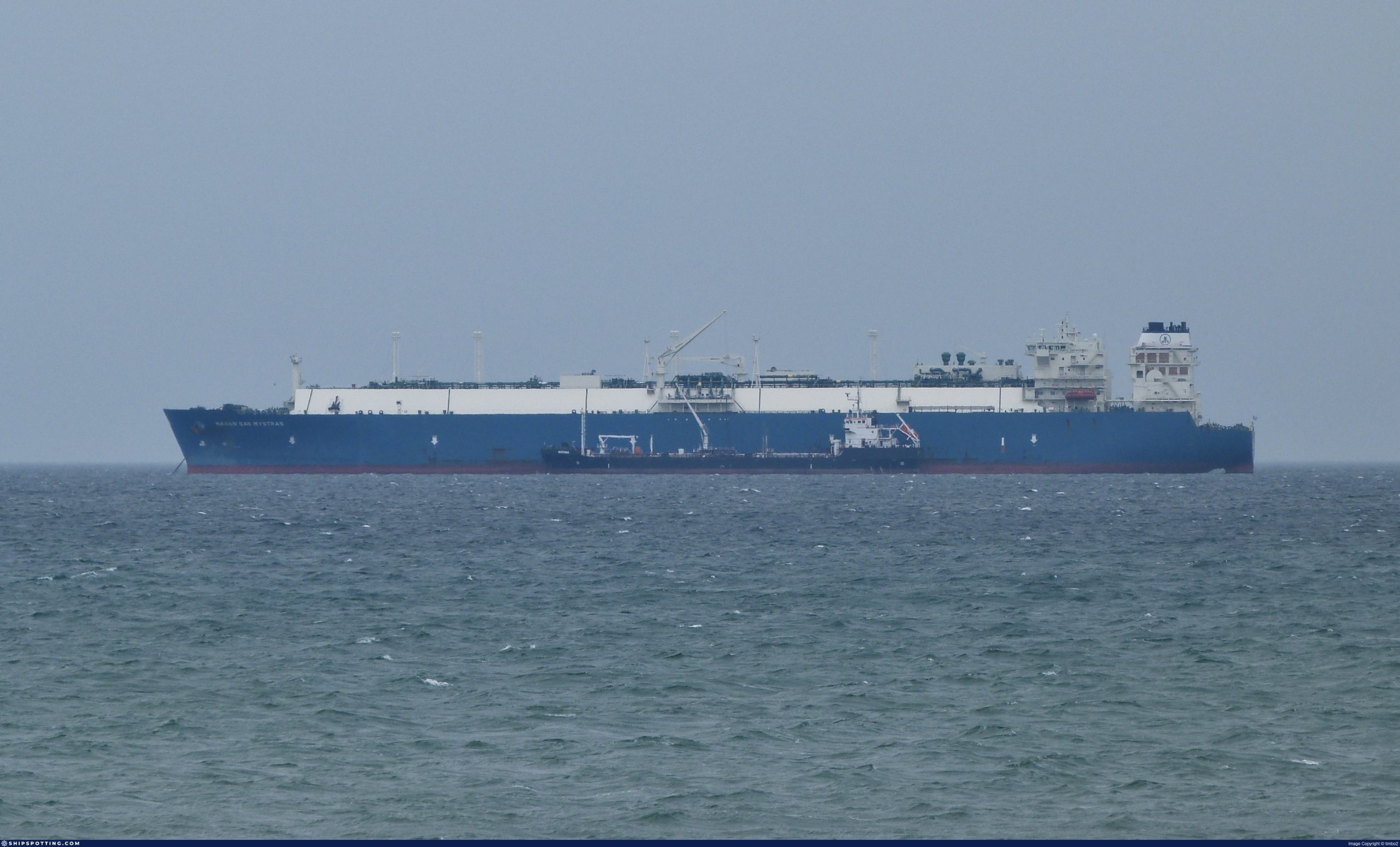 Το ελληνόκτητο «Maran Gas Mystras» χτυπήθηκε από άγνωστο βλήμα στα Στενά του Ορμούζ