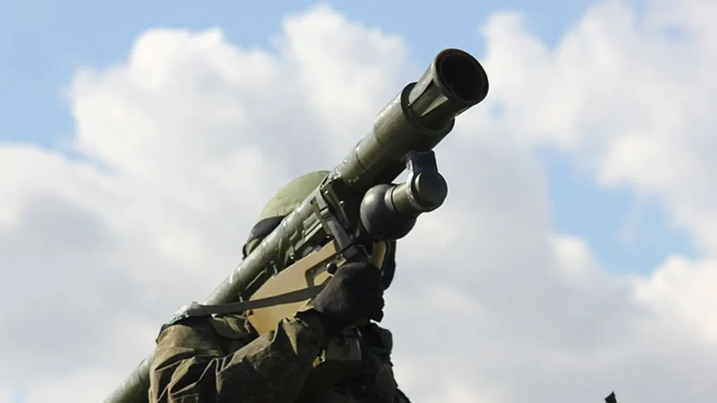 Βίντεο: Ρώσος μαχητής χρησιμοποιεί MANPADS για τη κατάρριψη ουκρανικού drone που στόχευε διυλιστήριο