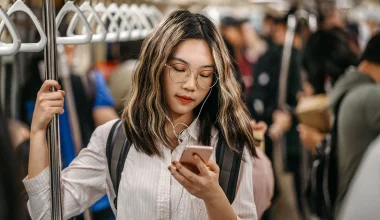 Nonnamaxing: Η Gen Z επιστρέφει στη ζωή της «γιαγιάς»