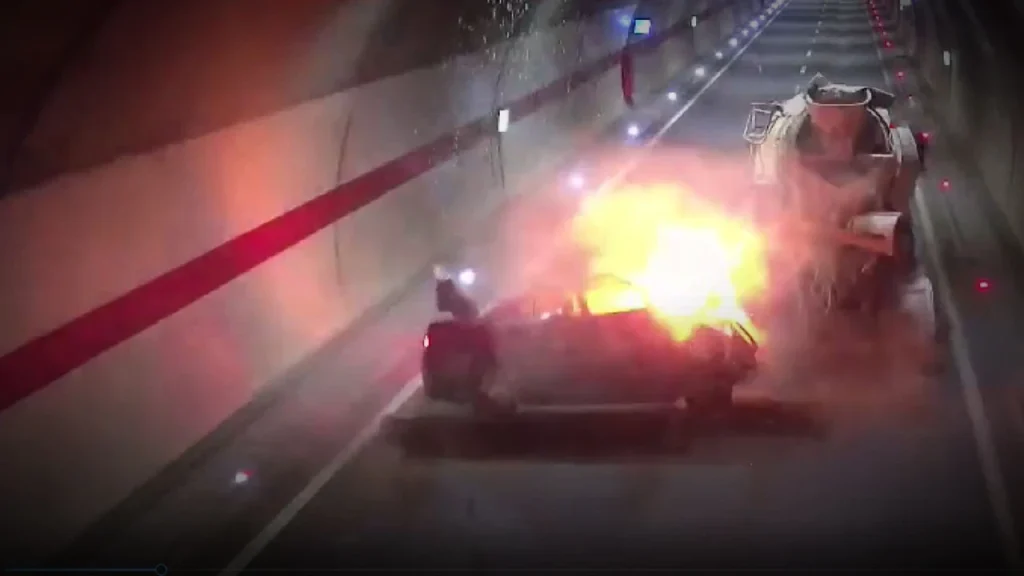 Τουρκία: ΙΧ έπεσε σε μπετονιέρα και «τυλίχθηκε» στις φλόγες – Νεκρός ο οδηγός (βίντεο)