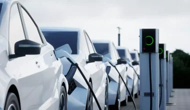 Βρετανία: Eξετάζει την επιβολή δασμών έως 45% στα κινεζικά ηλεκτρικά αυτοκίνητα