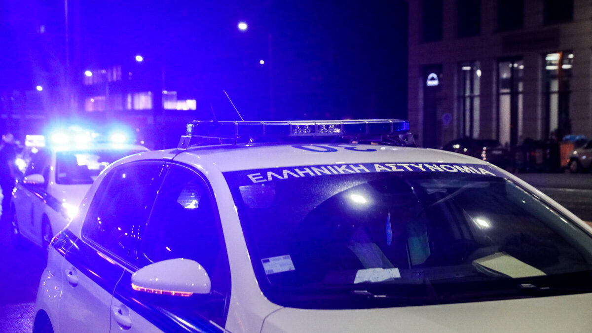 Αθήνα: Άγνωστοι πέταξαν χειροβομβίδα σε κατάστημα γνωστής αλυσίδας καφέ στην Αχαρνών! – Δεν εξερράγη