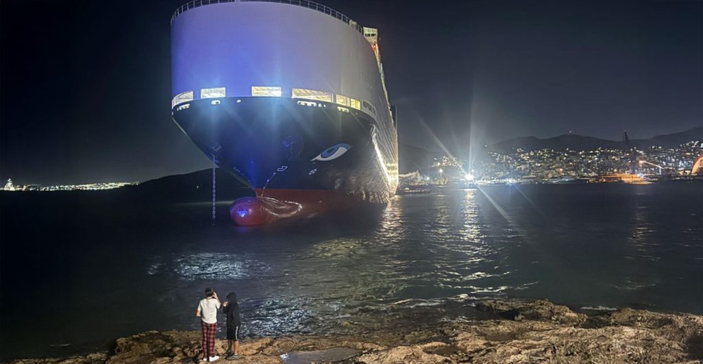 Σαλαμίνα: Προσάραξε το car carrier NEPTUNE ETHOS στον δίαυλο του Ναυστάθμου