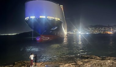 Σαλαμίνα: Προσάραξε το car carrier NEPTUNE ETHOS στον δίαυλο του Ναυστάθμου