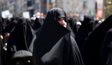 Ιρανές με χιτζάμπ μαθαίνουν να χειρίζονται όπλα: Προετοιμάζονται για πιθανή επίθεση (βίντεο)