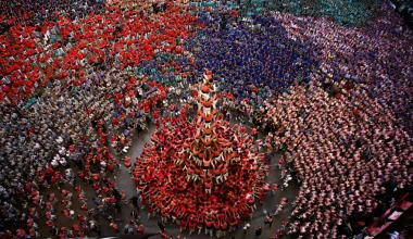 «Castells»: Οι εντυπωσιακοί ανθρώπινοι πύργοι της Καταλονίας φτάνουν τα 12 μέτρα (βίντεο)