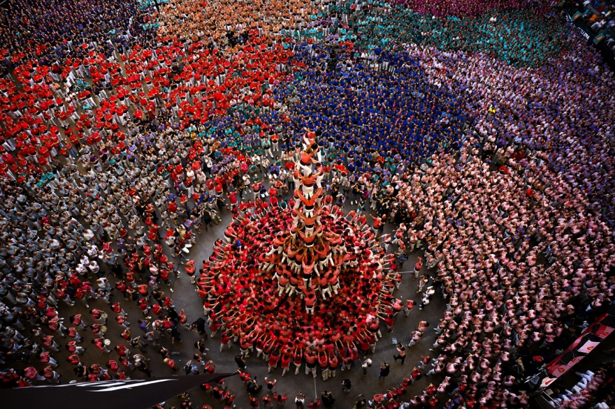 «Castells»: Οι εντυπωσιακοί ανθρώπινοι πύργοι της Καταλονίας φτάνουν τα 12 μέτρα (βίντεο)