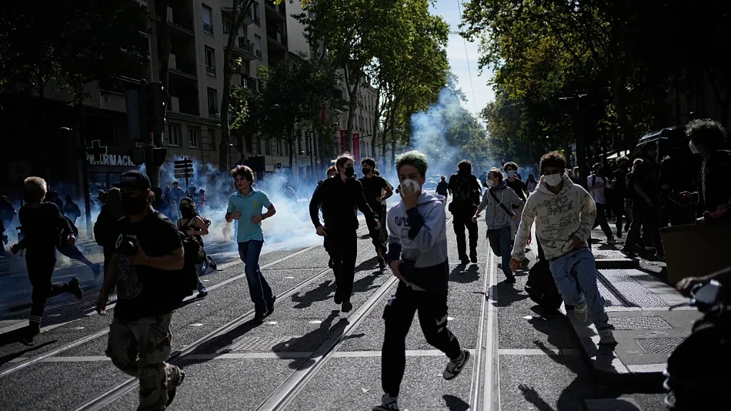Σοβαρά επεισόδια στη Γαλλία: Χιλιάδες μαθητές και φοιτητές στους δρόμους σε πάνω από 30 πόλεις