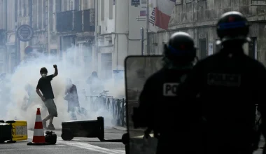 Σκηνές ακραίας βίας στο Παρίσι: Σφοδρές συγκρούσεις διαδηλωτών με αστυνομικές δυνάμεις