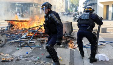 Παρίσι: «Φλέγονται» οι δρόμοι από νέες διαδηλώσεις στη Γαλλία των 3,2 τρισ. ευρώ χρέους!