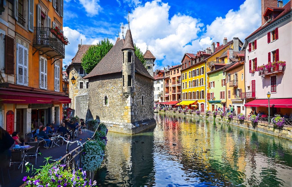 Annecy: Η «Βενετία των Άλπεων» που συγκρίνεται με τη λίμνη Κόμο