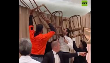Αυστραλία: Καλεσμένοι σε γαμήλια δεξίωση κράτησαν το στέγαστρο με καρέκλες για να μην πέσει (βίντεο)