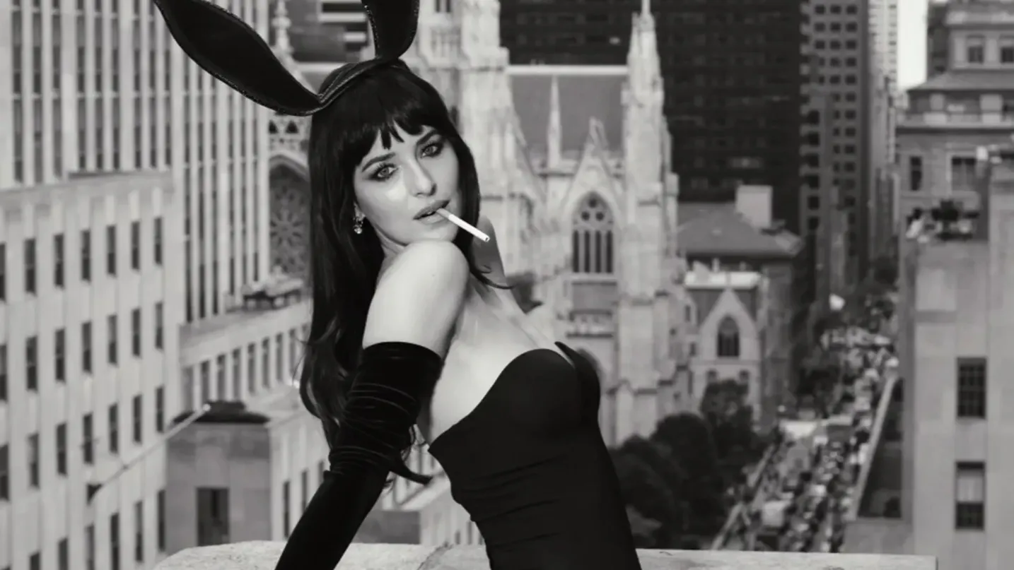 Η Ν.Τζόνσον μεταμορφώθηκε σε… κουνελάκι του Playboy: Πόζαρε με κορσέ και ψηλές κάλτσες (φωτο)