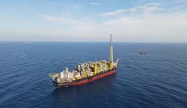 Το πλωτό εργοστάσιο πετρελαίου που λειτουργεί στα 2.100 μέτρα (βίντεο)