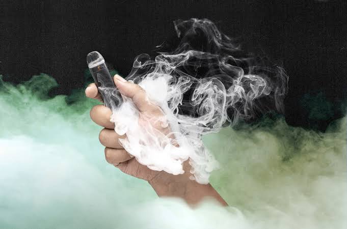 «Zombie vapes»: Τα ηλεκτρονικά τσιγάρα στην Ασία που περιέχουν ετομιδάτη και προκαλούν «σπασμούς»