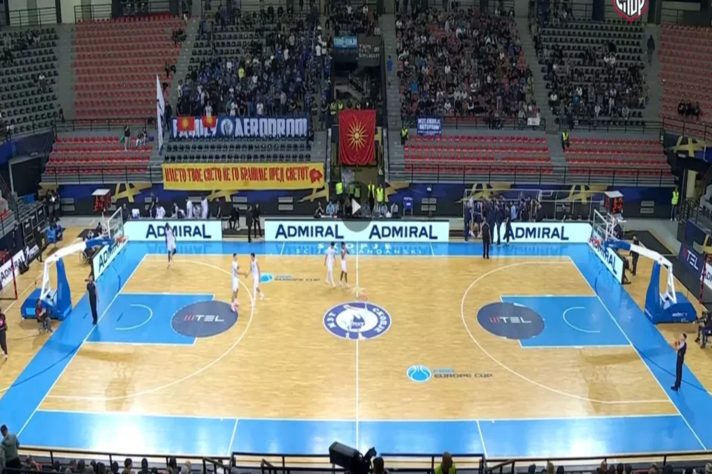 Οι Σκοπιανοί προκαλούν με πανό στον αγώνα του Ηρακλή – Χάρτης με σύνορα έως τη Χαλκιδική (φώτο)