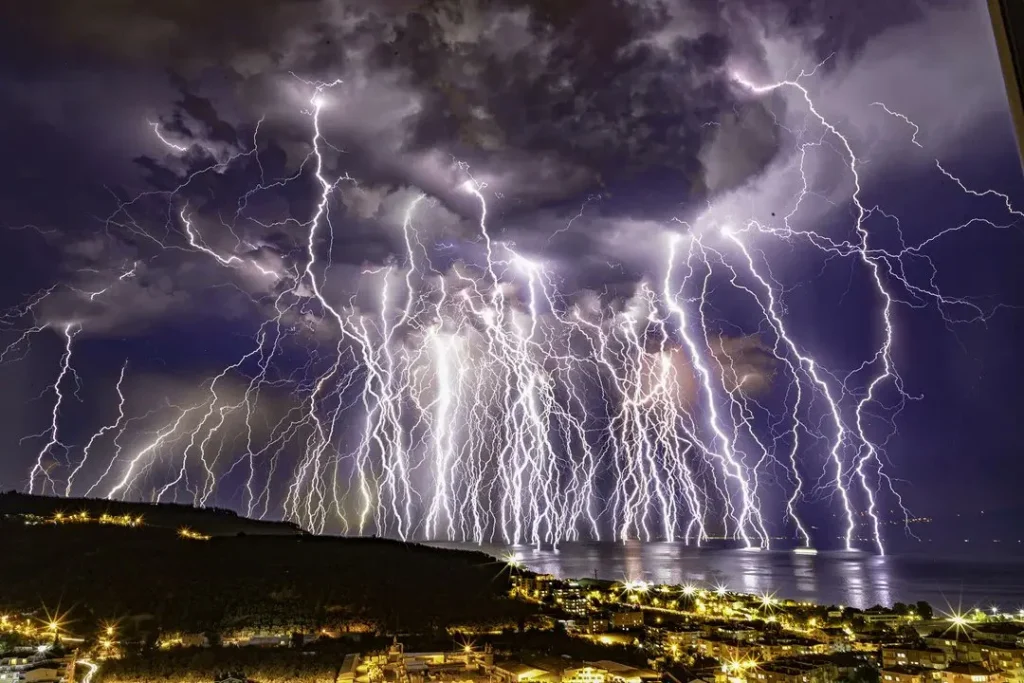 Η συσκευή που μπορεί να καταστραφεί από κεραυνό – Τι πρέπει να αποσυνδέσετε