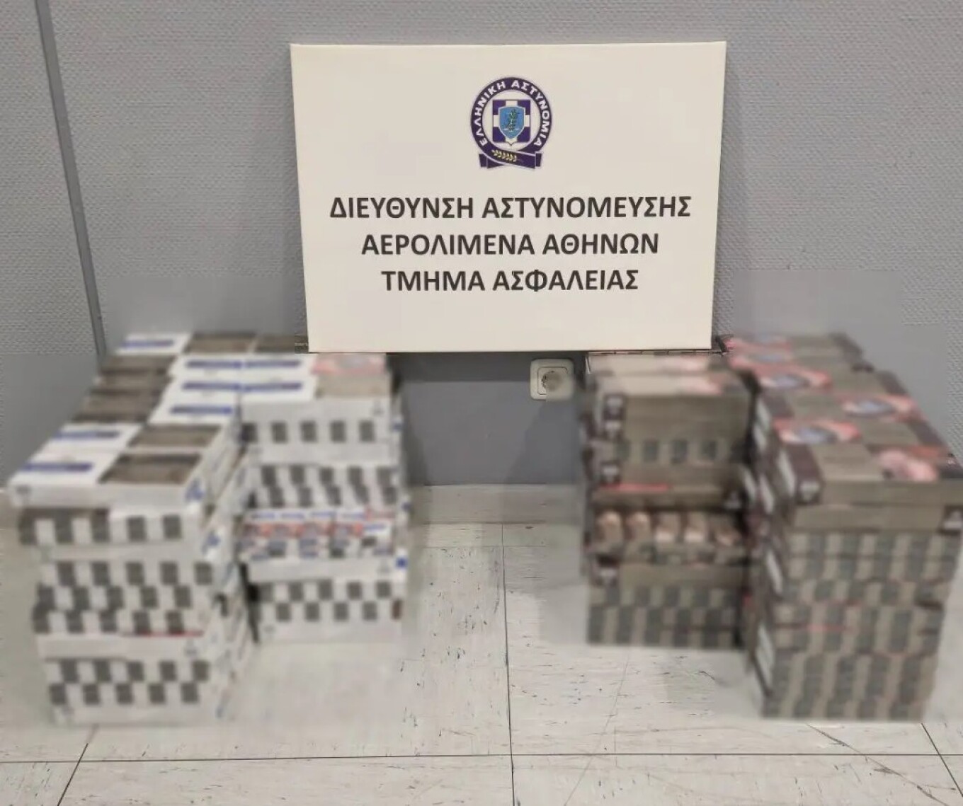 Αλλοδαπός πιάστηκε στα «πράσα» να μεταφέρει λαθραία 1.900 πακέτα τσιγάρων στο «Ελ.Βενιζέλος» (φωτο)