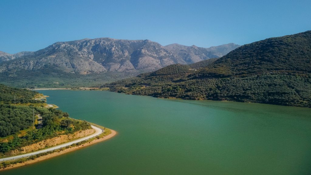 Κρήτη: Οι ισχυρές βροχές «γέμισαν» το φράγμα του Αποσελέμη – Βρίσκεται κοντά στην υπερχείλιση