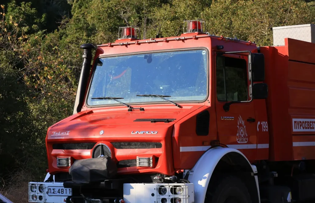 Φωτιά σε λεωφορείο μεταγωγών στην Εθνική Αθηνών – Τριπόλεως:  Απομακρύνθηκαν οι κρατούμενοι