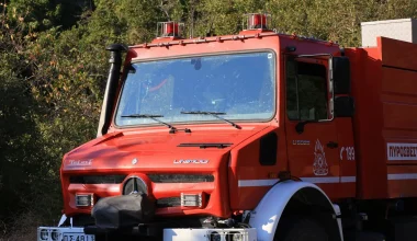 Φωτιά σε λεωφορείο μεταγωγών στην Εθνική Αθηνών – Τριπόλεως:  Απομακρύνθηκαν οι κρατούμενοι