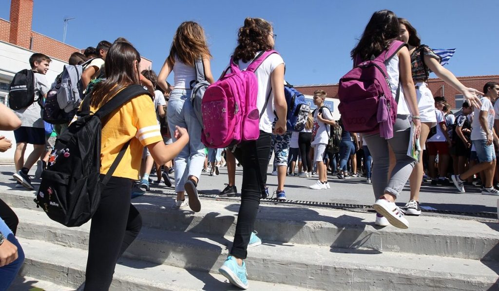 Σχολικές εκδρομές: Τι αλλάζει στις μετακινήσεις μαθητών – Οι νέες οδηγίες του υπουργείου Παιδείας