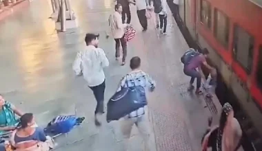Βίντεο: Αστυνομικός έσωσε επιβάτη που έπεσε ανάμεσα σε τρένο και αποβάθρα στην Ινδία