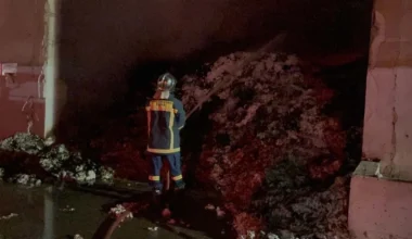 Μεγάλη φωτιά σε εγκαταστάσεις βάμβακος στα Τρίκαλα – Στις φλόγες έξι αποθήκες (φώτο)