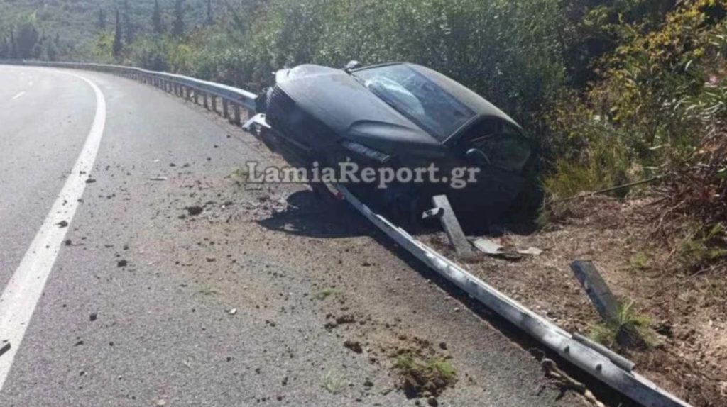 Σφοδρό τροχαίο στην Φθιώτιδα: Αυτοκίνητο προσέκρουσε σε προστατευτικές μπάρες – Δείτε φωτογραφίες