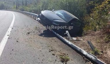 Σφοδρό τροχαίο στην Φθιώτιδα: Αυτοκίνητο προσέκρουσε σε προστατευτικές μπάρες – Δείτε φωτογραφίες