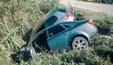 Αυτοκίνητα στο Αγρίνιο βρέθηκαν σε χαντάκι μετά την μεταξύ τους σύγκρουση – Δείτε φωτογραφίες