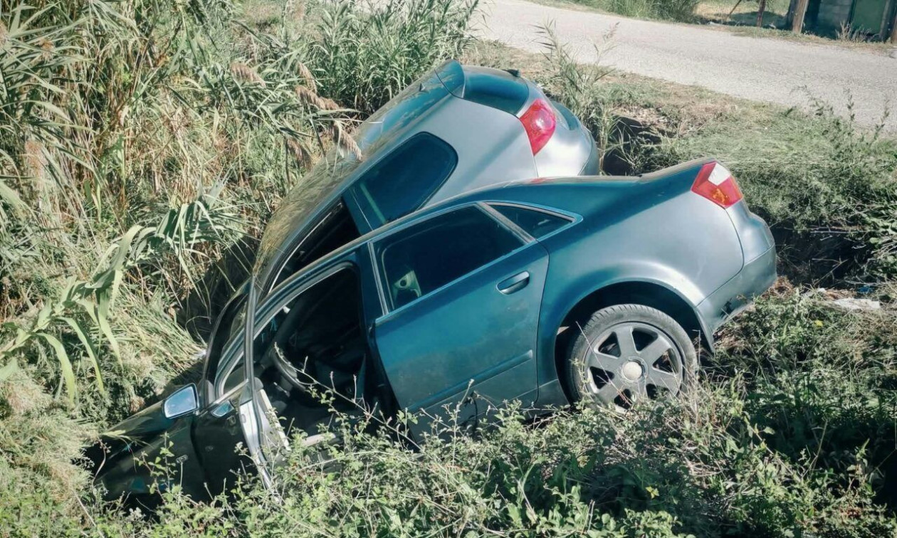 Αυτοκίνητα στο Αγρίνιο βρέθηκαν σε χαντάκι μετά την μεταξύ τους σύγκρουση – Δείτε φωτογραφίες