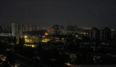 Δείτε φωτογραφίες: Μπλακ άουτ στο Κίεβο, σειρήνες στην πόλη – Αναμένουν σφοδρή πυραυλική επίθεση