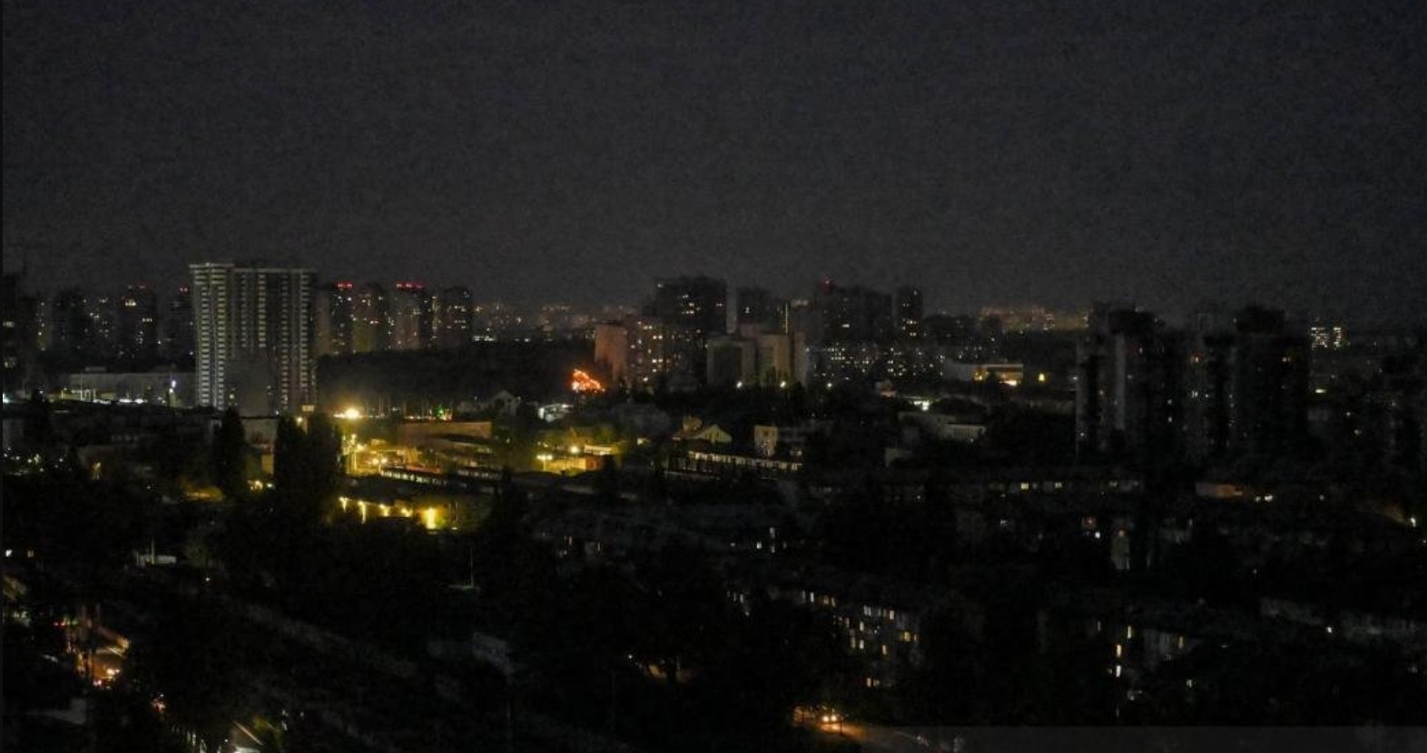Δείτε φωτογραφίες: Μπλακ άουτ στο Κίεβο, σειρήνες στην πόλη – Αναμένουν σφοδρή πυραυλική επίθεση