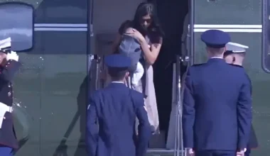 Ούσα Βανς: Παραλίγο να πέσει από την σκάλα ελικοπτέρου ενώ κρατούσε τον δύο μηνών γιο της (βίντεο)