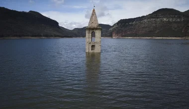 Ισπανία: Ποτάμι έγινε «μαύρο» από τις στάχτες των πυρκαγιών – Χωρίς πόσιμο νερό οι κάτοικοι (βίντεο)