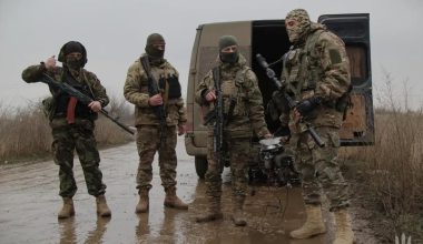 Ουκρανός πεζοναύτης μαζί με τρεις αιχμάλωτους Ρώσους αξιωματικούς: Το μήνυμα προς το Κρεμλίνο (φωτο)