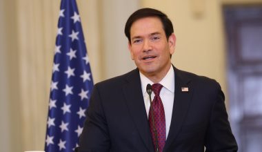 Η ενόχληση Μ.Ρούμπιο στην ερώτηση για το δημοσίευμα της WSJ για την Κίμπερλι Γκίλφοϊλ