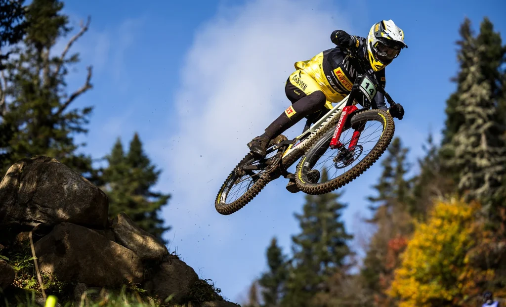 Downhill MTB: Το άθλημα όπου οι ποδηλάτες κατεβαίνουν το βουνό με ακραίες ταχύτητες