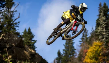 Downhill MTB: Το άθλημα όπου οι ποδηλάτες κατεβαίνουν το βουνό με ακραίες ταχύτητες
