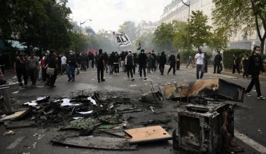 Η Γαλλία αναστέλλει τις χειροβομβίδες κρότου λάμψης μετά τον ακρωτηριασμό 15χρονου σε διαδήλωση