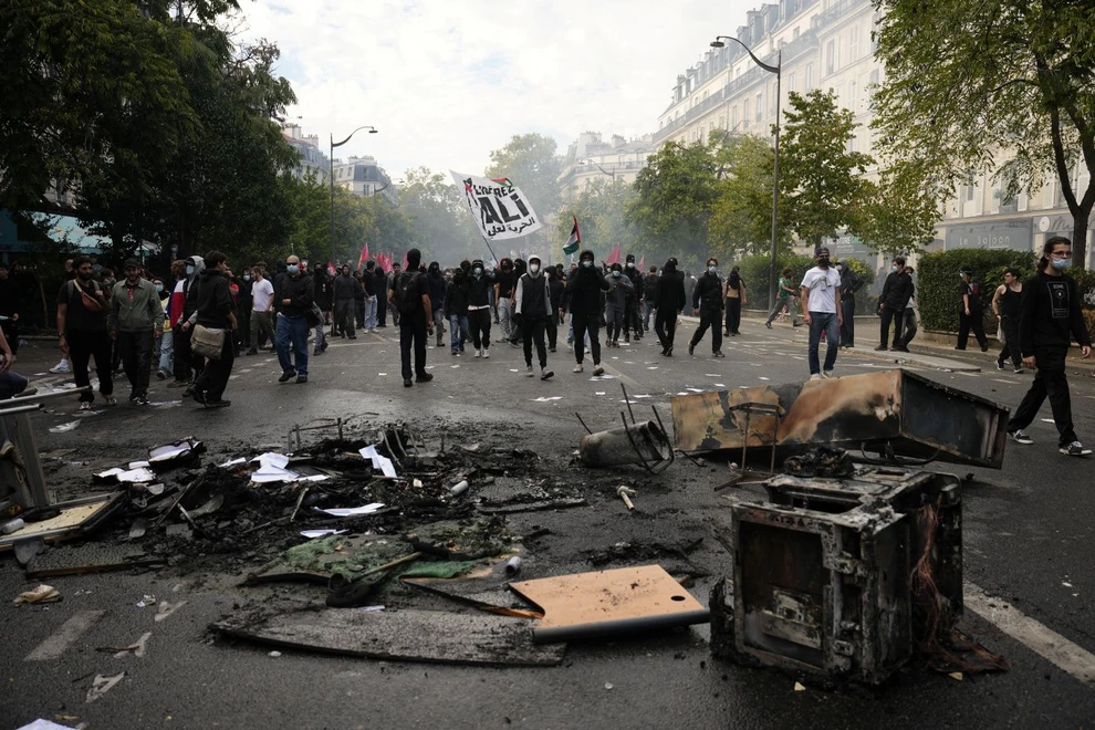 Η Γαλλία αναστέλλει τις χειροβομβίδες κρότου λάμψης μετά τον ακρωτηριασμό 15χρονου σε διαδήλωση