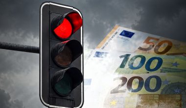 ΚΟΚ: Ποιοι οδηγοί κινδυνεύουν με πρόστιμο 350 ευρώ ενώ είναι σταματημένοι στο κόκκινο φανάρι