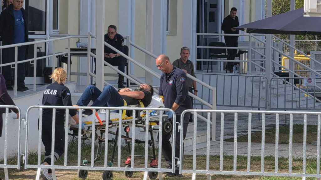 Δίκη για το έγκλημα στα Τέμπη: Αποχώρησε με φορείο ο Πάνος Ρούτσι
