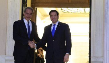 Στο Μαξίμου ο Μ.Ρούμπιο μετά την ομιλία του στην Πνύκα για την συνάντηση με τον Κ.Μητσοτάκη