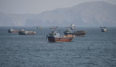 «Τρελά» λεφτά για τους καπετάνιους πλοίων στα Στενά του Ορμούζ: Αυτοί είναι οι νέοι μισθοί